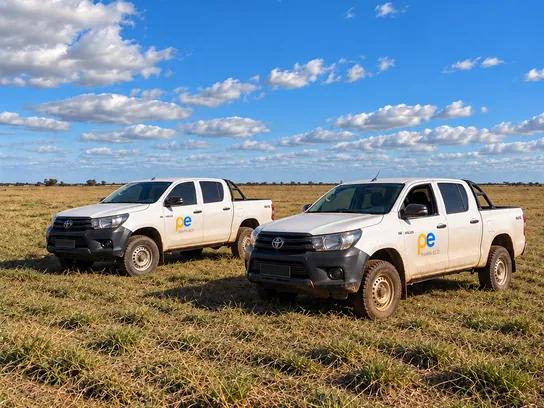 Dos camionetas de Pampa Eco en un campo abierto.